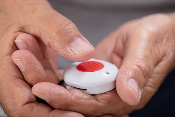 Primer Plano Mano Hombre Pulsando Botón Alarma Para Emergencia —  Fotos de Stock