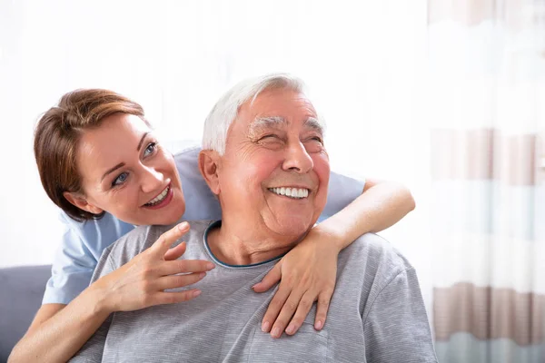 Närbild Lycklig Kvinna Sjuksköterska Pekar Något Till Senior Mannen — Stockfoto