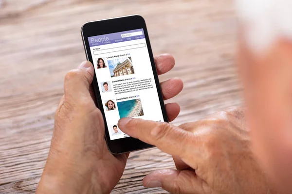 Senior Férfi Kezét Beszélgetni Social Networking Site Mobiltelefon Használata — Stock Fotó
