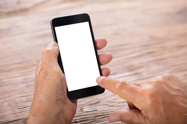 Senior Hält Handy Mit Leerem Weißen Bildschirm — Stockfoto