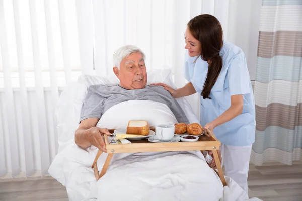 Młoda Kobieta Pielęgniarka Serwowanie Starszy Mężczyzna Pacjenta — Zdjęcie stockowe