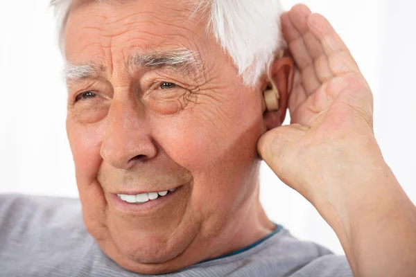 Portret Ręka Starszy Człowiek Stara Się Usłyszeć Włożeniu Aparatu Słuchowego — Zdjęcie stockowe