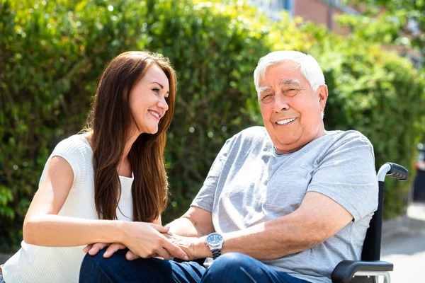 Glückliche Junge Frau Sieht Ihren Vater Rollstuhl Freien Sitzen — Stockfoto