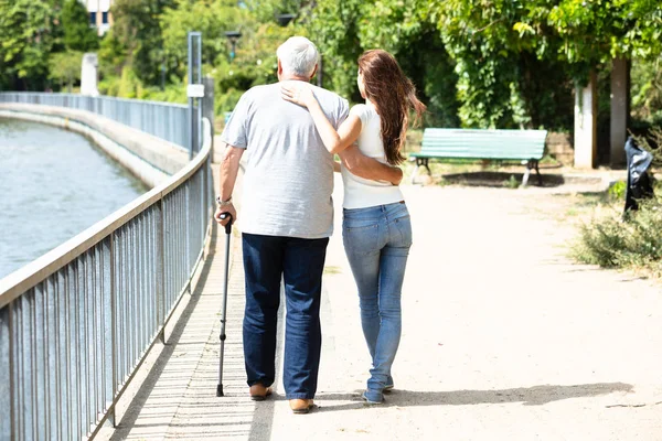 Primer Plano Una Mujer Ayudando Padre Mientras Camina Con Palo —  Fotos de Stock