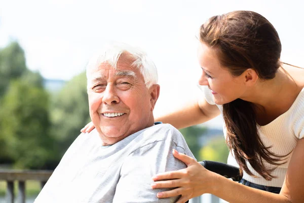 Porträt Einer Glücklichen Jungen Frau Mit Ihrem Vater — Stockfoto