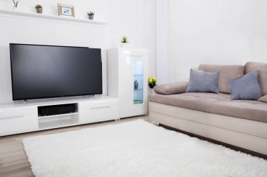 Televizyon ve mobilya ile bir oturma odası iç