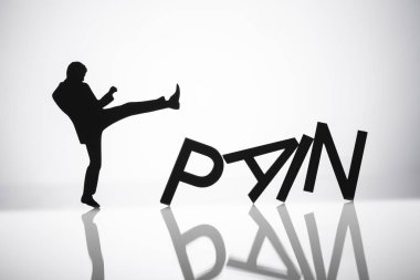 Bir kişi acı Word yansıtıcı arka plan üzerinde tekme silüeti