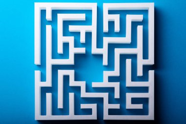 Mavi zemin üzerine beyaz labirent yüksek açılı görünüş