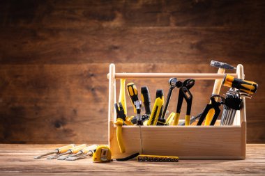 Araç kutusu ahşap yüzey üzerinde çeşitli Worktools ile