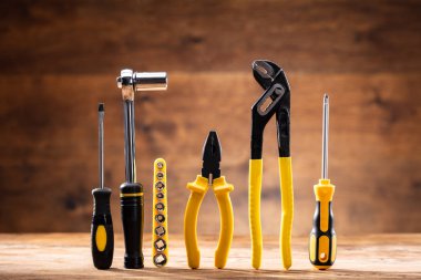Ahşap masa üzerinde çeşitli Worktools satırı