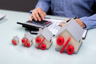 Ev modelleri masa üzerinde fatura hesaplama işkadını önünde artan satır