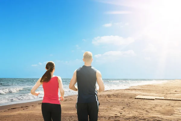 Vista Trasera Una Pareja Atlética Corriendo Playa Durante Día Soleado —  Fotos de Stock