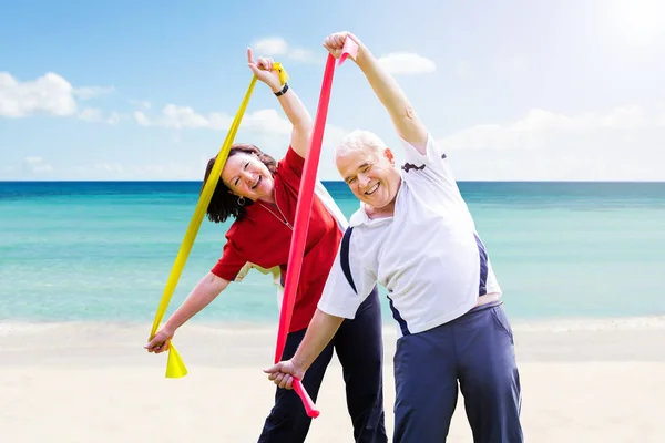 Lyckliga Senior Paret Tränar Med Färgglada Yoga Bälte Stranden — Stockfoto