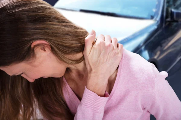 Olgun Bir Kadın Boyun Ağrısı Acı Close — Stok fotoğraf