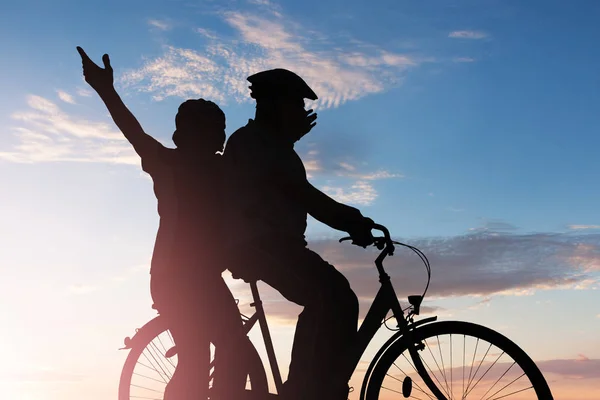 Σιλουέτα Του Ένα Ζευγάρι Απολαμβάνοντας Βόλτα Ποδήλατο Κατά Ηλιοβασίλεμα — Φωτογραφία Αρχείου