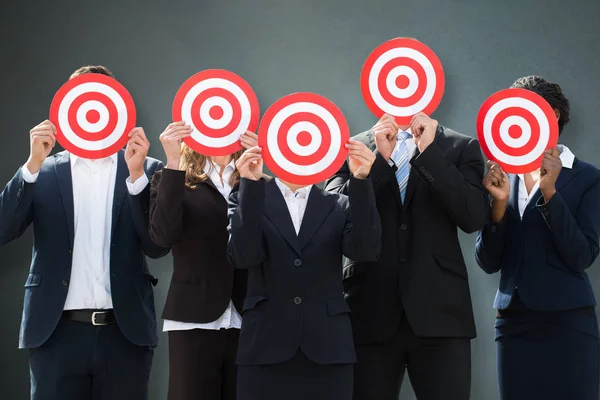 Gruppe Von Geschäftsleuten Versteckt Ihr Gesicht Hinter Dartscheibe Auf Grauem — Stockfoto