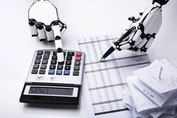 Primer Plano Robot Examen Informe Financiero Con Calculadora Escritorio —  Fotos de Stock