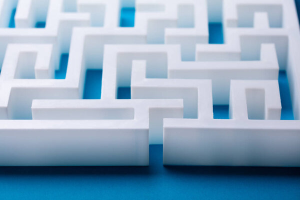 Вид на пустой белый лабиринт
