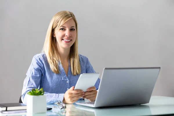 一个微笑的年轻女商人拿着数字平板电脑的肖像 — 图库照片