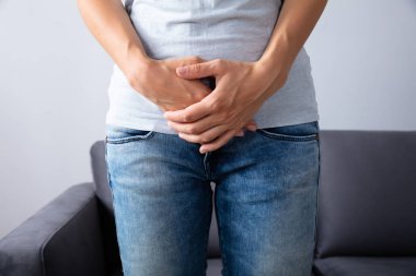 Mide ağrısı olan bir kadının midsection görünümü