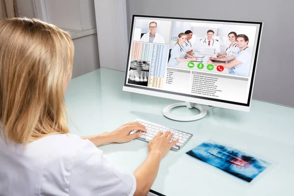 Female Dentist Video Conferencing Her Colleagues Computer Clinic — Stok Foto