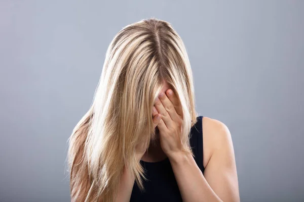 Primer Plano Una Joven Llorando Sobre Fondo Gris — Foto de Stock