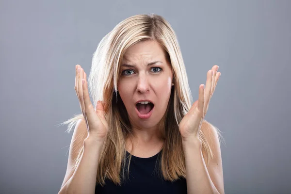 Foto Mujer Joven Gritando Sobre Fondo Gris —  Fotos de Stock