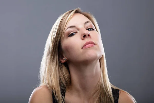 Portrait Blonde Young Woman Showing Attitude — Stock Photo, Image