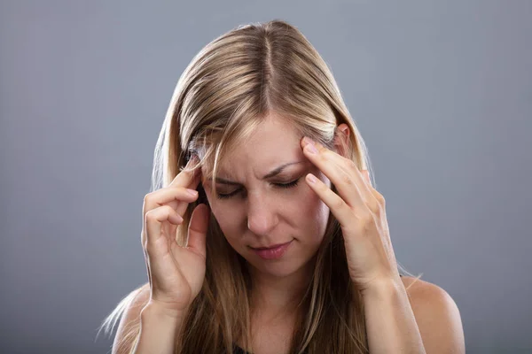 Foto Blonde Jonge Vrouw Lijden Aan Hoofdpijn — Stockfoto