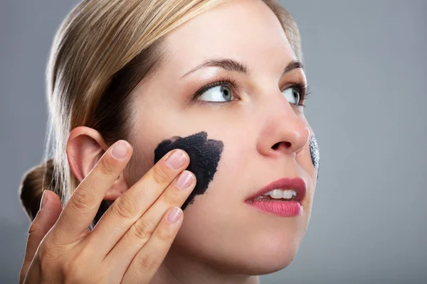 Portrait Smiling Young Woman Applying Activated Charcoal Mask Her Face — Stock Photo, Image