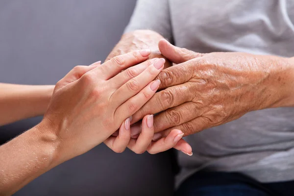 Primo Piano Una Figlia Che Tiene Mano Del Padre Anziano — Foto Stock