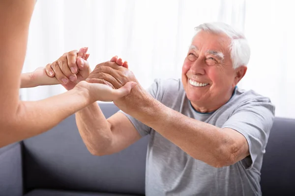 Primer Plano Una Hija Sosteniendo Las Manos Feliz Padre —  Fotos de Stock