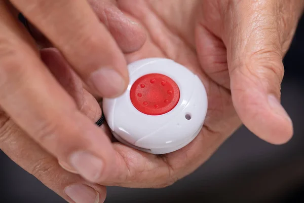 Primer Plano Mano Hombre Pulsando Botón Alarma Para Emergencia —  Fotos de Stock