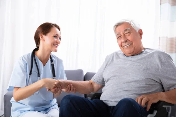 Portret Van Een Lachende Senior Man Zittend Rolstoel Met Verpleegster — Stockfoto