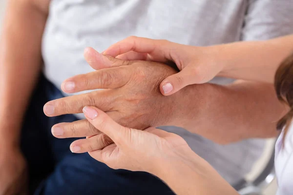 Primer Plano Una Doctora Examinando Muñeca Una Paciente — Foto de Stock