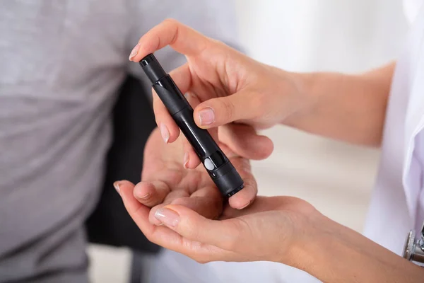 Close Female Doctor Hand Checking Patient Blood Sugar Level Glucometer — Stock Photo, Image