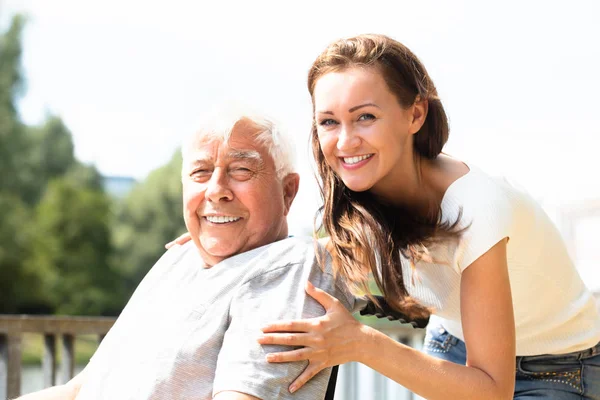 Ritratto Una Giovane Donna Felice Con Suo Padre — Foto Stock