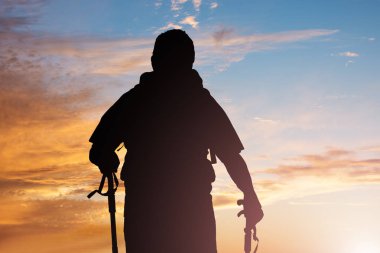 Pole günbatımında Hiking ile bir erkek uzun yürüyüşe çıkan kimse silüeti