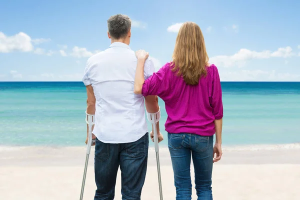 Rückansicht Eines Behinderten Mannes Der Mit Seiner Frau Tropischen Strand — Stockfoto