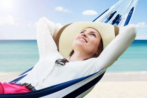 Primo Piano Una Donna Sorridente Che Rilassa Amaca Sulla Spiaggia — Foto Stock