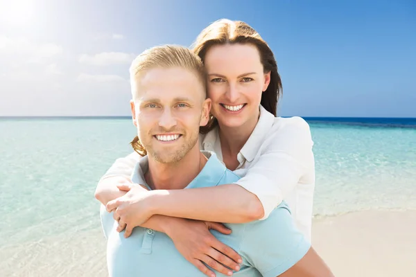 Portrait Young Happy Couple Beach — Stock Photo, Image