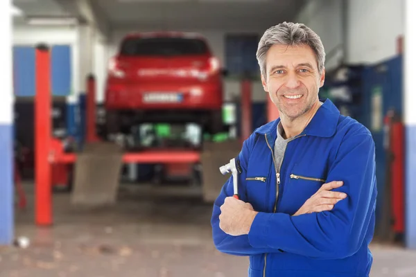 Portret Van Een Gelukkig Man Automonteur Holding Spanner — Stockfoto