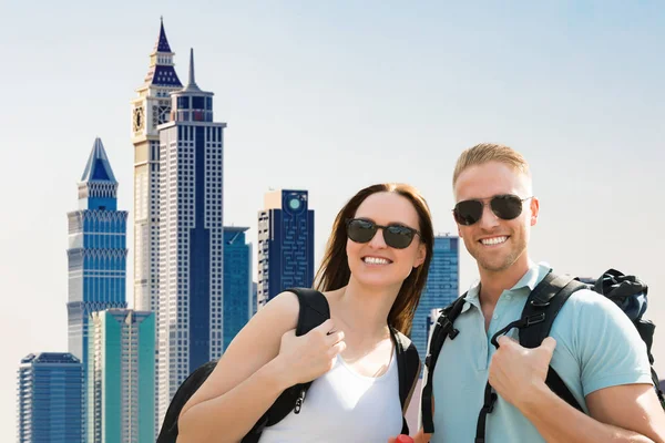 Porträt Eines Lächelnden Jungen Paares Mit Sonnenbrille Der Stadt — Stockfoto