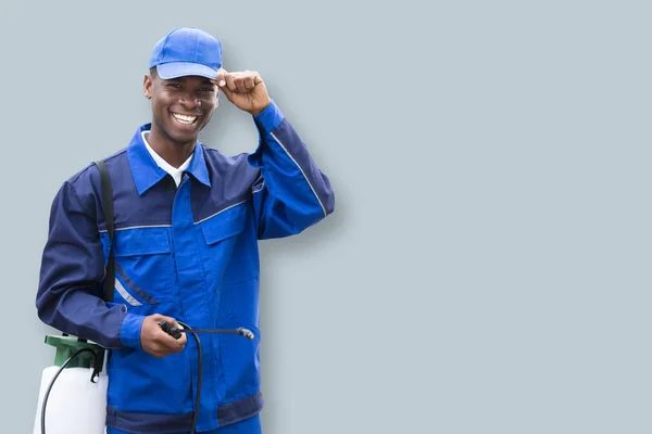 Retrato Trabalhador Controle Pragas Masculino Africano Com Pulverizador Pesticidas — Fotografia de Stock