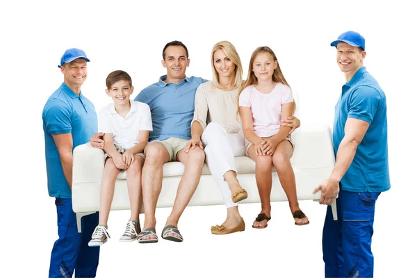 Gelukkig Mannelijke Verhuizers Uitvoering Sofa Met Familie Witte Achtergrond — Stockfoto