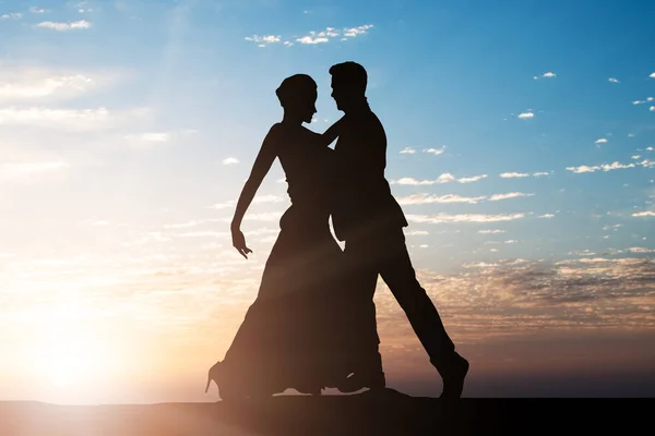 Silhouette Dancing Couple Sky Dusk — Stock Photo, Image