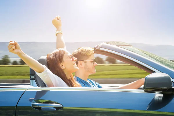 Young Couple Wearing Sunglasses Traveling Car — Stock Photo, Image