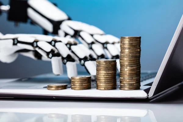 Mano Robótica Trabajando Ordenador Portátil Con Aumento Monedas Apiladas Teclado — Foto de Stock