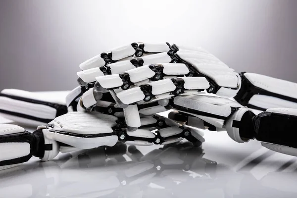 Крупним Планом Робот Укладаючи Руки Білому Тлі — стокове фото