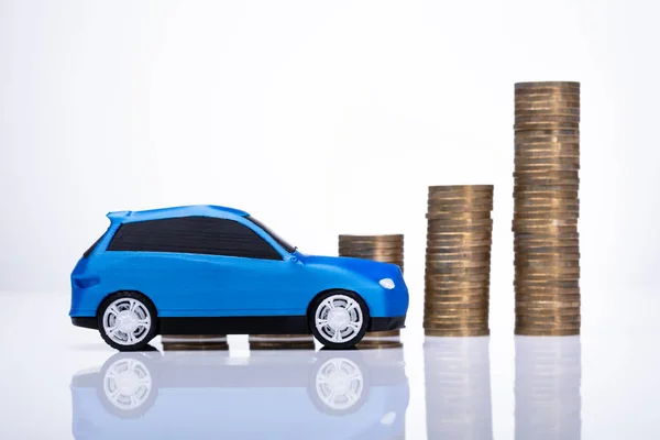 Blue Car Driving Front Increasing Golden Stacked Coins — Stock Photo, Image